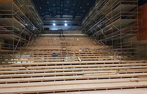 Holzkonstruktion in der Parterrezone zur optimalen Klangübertragung im neuen Konzertsaal