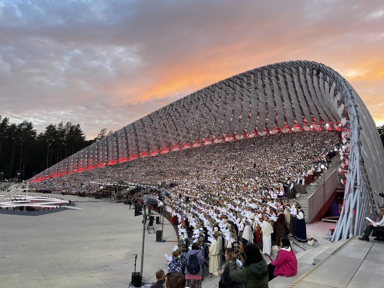 Neue Open-Air-Bühne mit 13 000 Chorsängerinnen