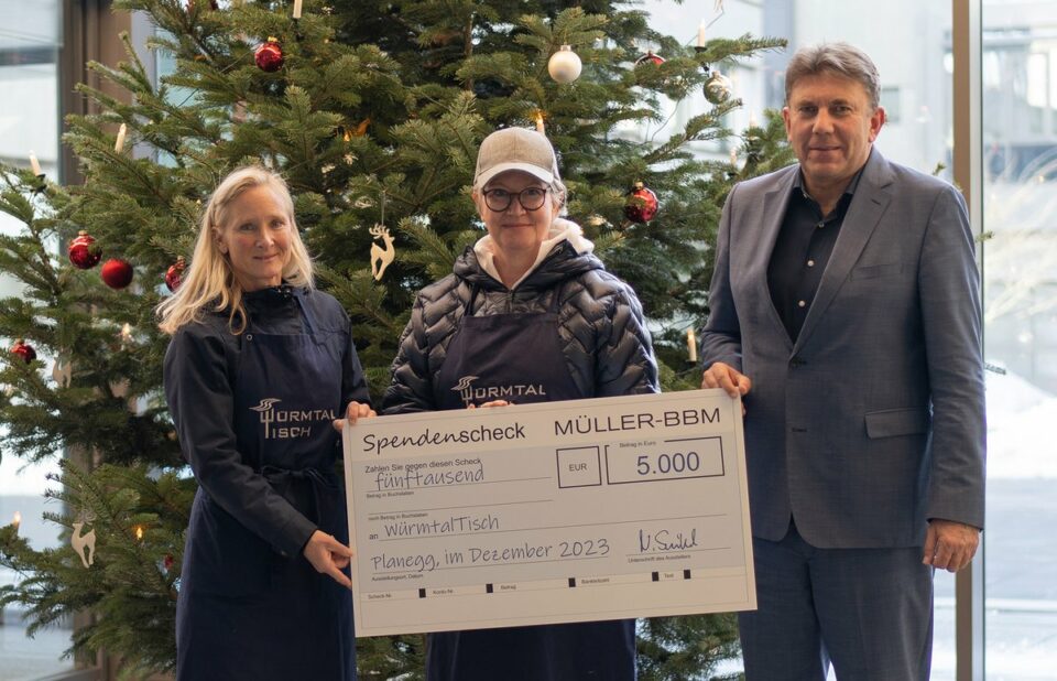 Presentation of donations to the WürmTal table by Norbert Suritsch, Chairman of the Management Board of Müller-BBM AG